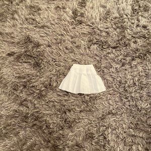 I’m selling an cute white pleated skirt.